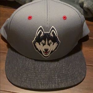 Snap back u conn hat